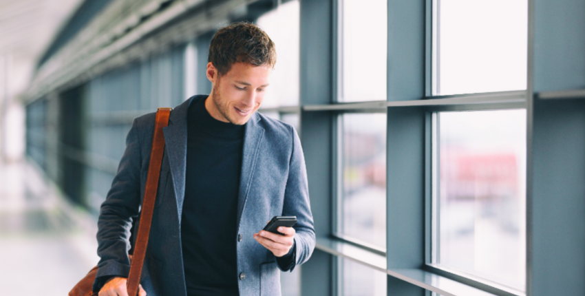 <p>歩きながらスマホを見る男性</p>