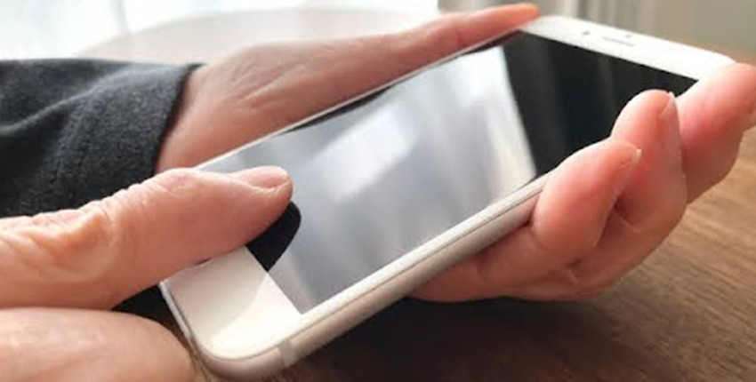 スマホを操作する高齢者
