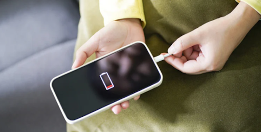 携帯が熱くなる原因がバッテリー劣化かもしれないときの充電中のスマホ