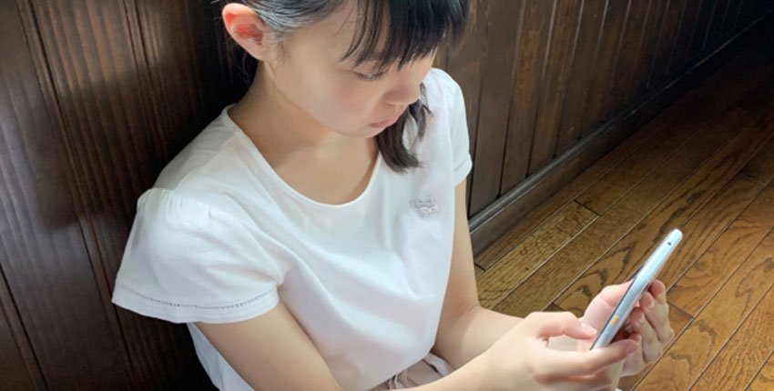 スマートフォンを触る子ども