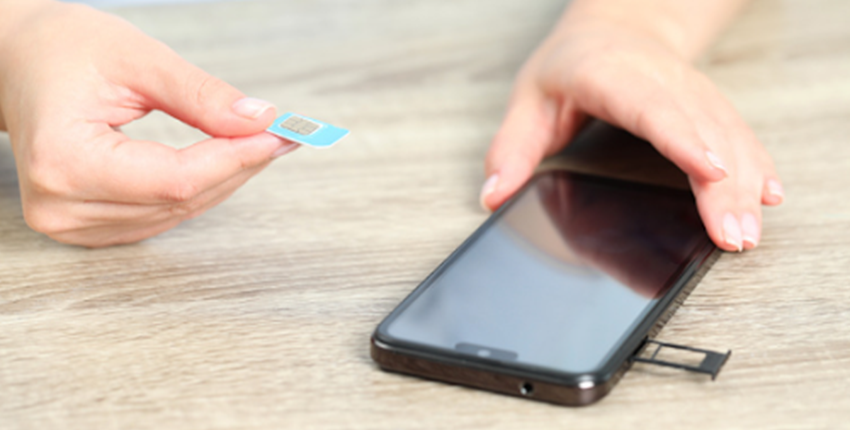 スマートフォンのSIMカードを正しい向きでセットする手元