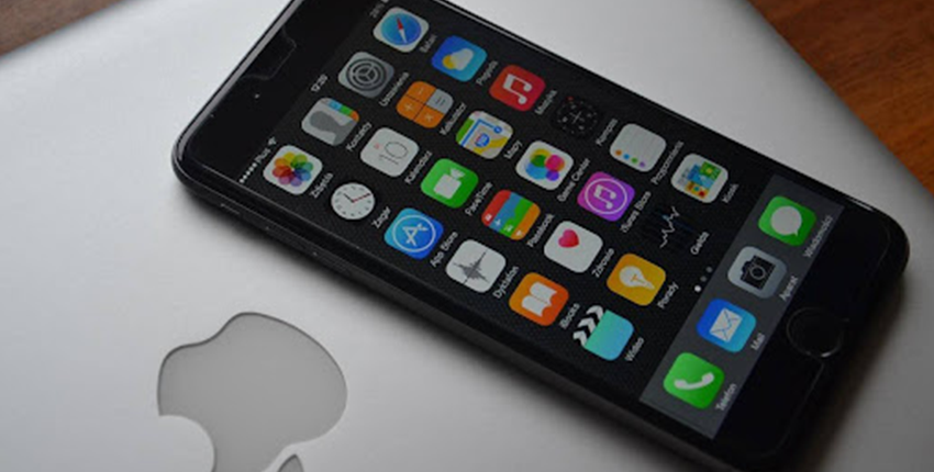PCの上に置かれるiPhone