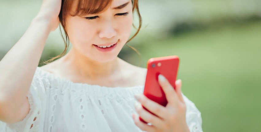 スマホのバッテリー消費の早さにこまっている女性