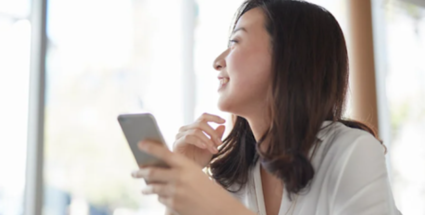 スマホの音が出ないトラブルを解消して安心している女性