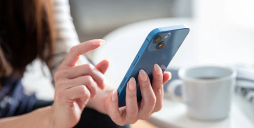 イオンモバイルのスマホで検索をしている女性