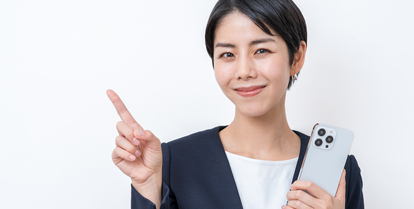 スマホを片手にもつ女性