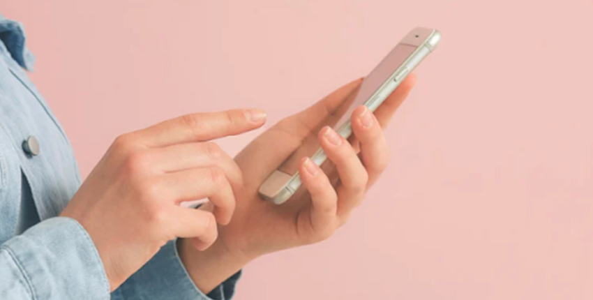 スマホでイオンモバイルの契約申し込み手続きをする様子
