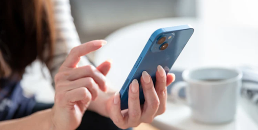 iPhoneのSIMを入れ替えて快適にスマホを使う女性