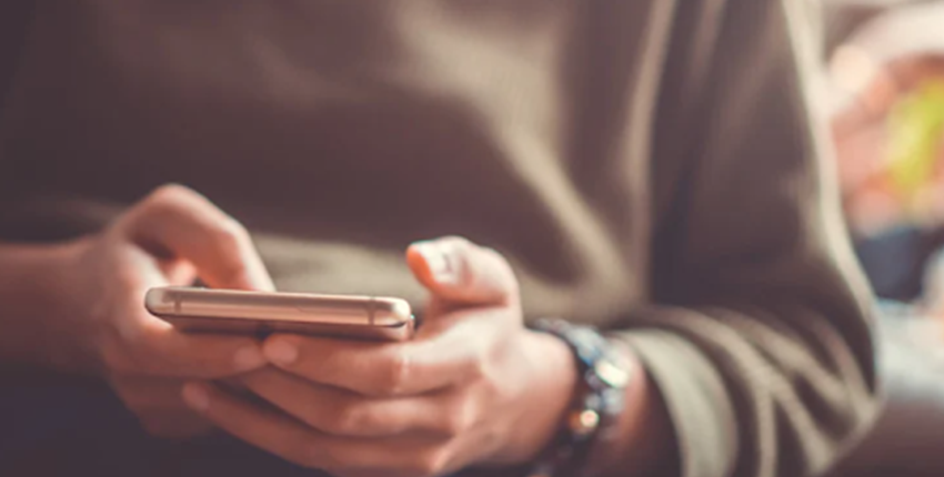 携帯が熱くなる原因がウイルスかもしれないとスマホで調べている人