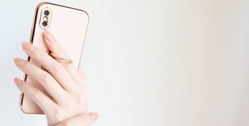 音が出なくなったスマホを持つ女性